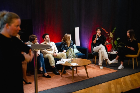 Elke Schaumberger dolmetscht die Podiumsdiskussion bei der treffpunkt.BILDUNG Veranstaltung im IMPACT Hub Vienna