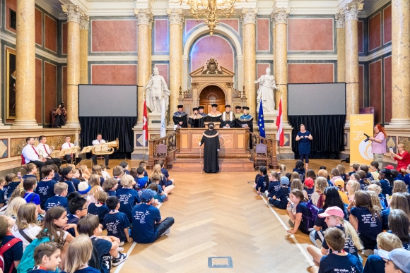 Elke Schaumberger dolmetscht die Sponsion der Kinderuni (c) Phillip Lichtenegger