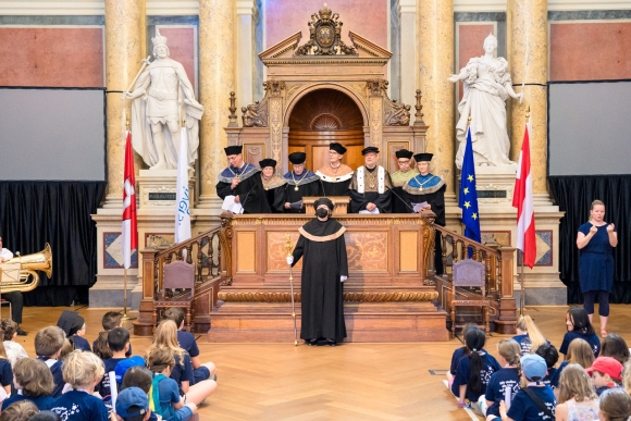 Elke Schaumberger dolmetscht die Sponsion der Kinderuni (c) Phillip Lichtenegger