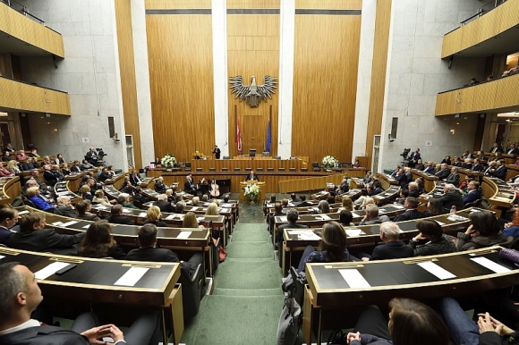 Patricia Brück dolmetscht im Parlament bei der Veranstaltung anlässlich 40 Jahre Volksanwaltschaft
