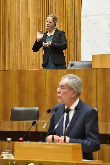 Elke Schaumberger dolmetscht im Parlament bei der Veranstaltung anlässlich 40 Jahre Volksanwaltschaft