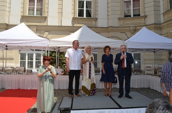 Patricia Brück dolmetscht beim Hoffest