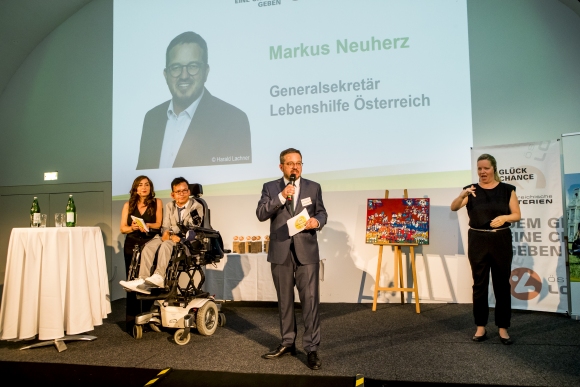 Elke Schaumberger dolmetscht die Inklusionspreis-Gala.