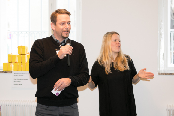 Elke Schaumberger dolmetscht eine Pressekonferenz