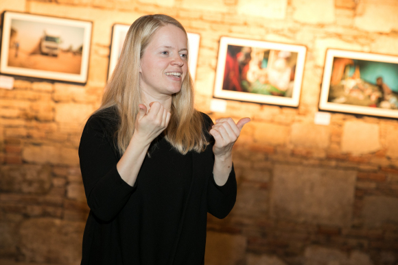 Elke Schaumberger dolmetscht eine Fotoausstellung