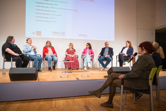 Patricia Brück und Elke Schaumberger dolmetschen während der Inklusionstagung.