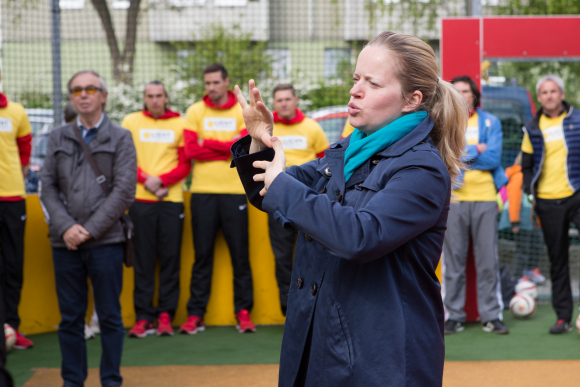 Elke Schaumberger dolmetscht ein Fußball-Event