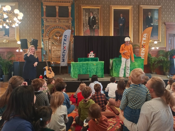 Elke Schaumberger dolmetscht auf der Bühne des Frühlingswirbels im Rathaus