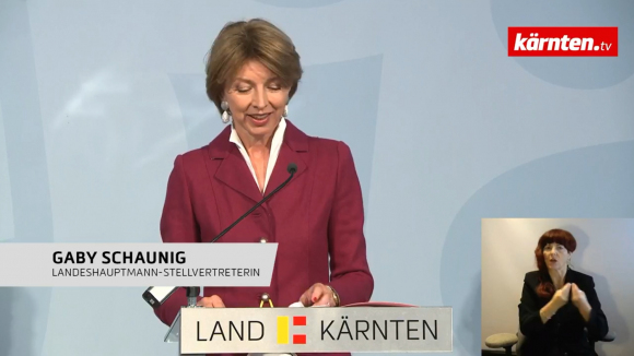 Patricia Brück dolmetscht eine Pressekonferenz der Kärntner Landesregierung