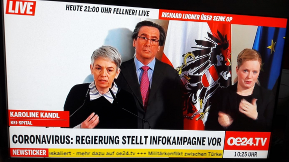 Elke Schaumberger dolmetscht eine Pressekonferenz zu Corona