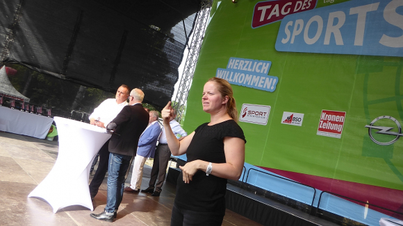 Elke Schaumberger dolmetscht auf der Bühne