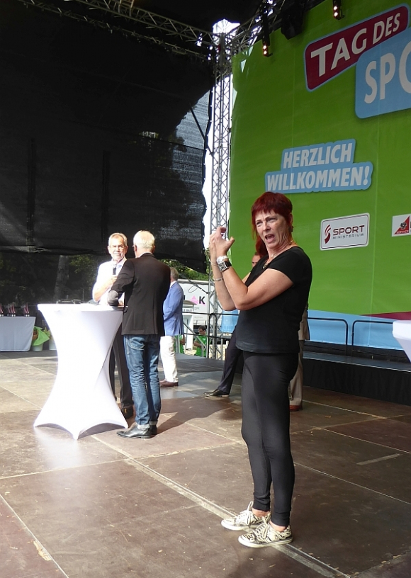 Patricia Brück dolmetscht auf der Bühne 