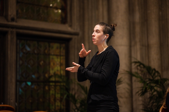 Cornelia Rosenkranz dolmetscht bei der treffpunkt.BILDUNG Veranstaltung im Rathaus