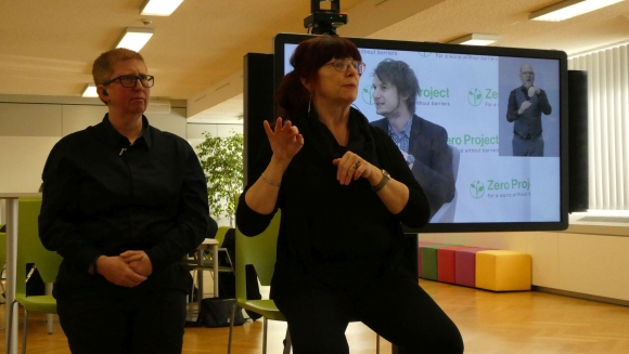Patricia Brück dolmetscht für den tauben Dolmetscher vor der Kamera