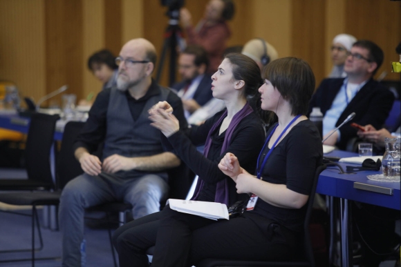 Cornelia Rosenkranz dolmetscht für die taube Dolmetscherin vor der Kamera, daneben Co-Dolmetscherin Karin Moser und tauber Dolmetscher Georg Marsh